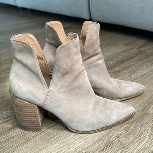 Steve Madden Ankle Booties in Tan